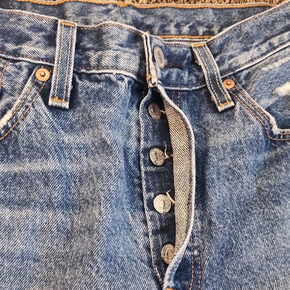 Levi's Distressed Jeans, Size 28. - Picture 3 of 7